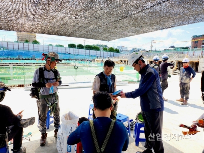 GS건설 우무현 최고안전책임자(CSO)가 지난 8일 장위자이 레디언트 현장에 방문해 근로자들에게 직접 빙과류를 제공하고 있다. 사진=GS건설