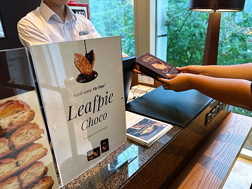 지난 3일 코트야드 메리어트 호텔 서울 남대문에서 웰컴 디저트로 립파이 초코를 제공 받는 모습...<사진=롯데웰푸드 제공>