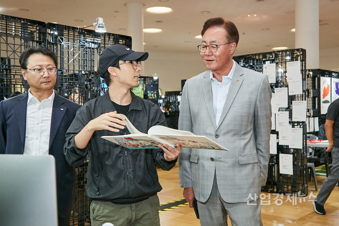 김준 SK이노베이션 부회장이 출품작을 보며 학생 및 교수진과 작품에 대한 의견을 주고받고 있다.