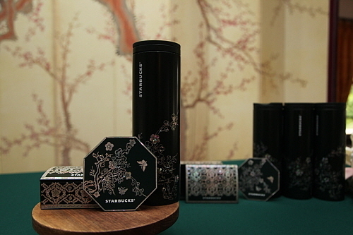 광복절 MD 연출 컷...<사진=스타벅스 제공>