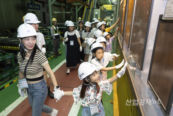 동국씨엠 임직원 자녀들이 부모의 일터를 돌아보고 있다. 사진=동국씨엠