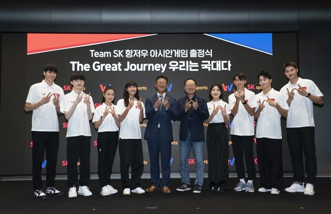 출정식 참석자들이 아시안게임에서의 선전을 다짐하고 있다. 사진 왼쪽부터 김선형(농구), ‘페이커’ 이상혁(e스포츠), 손지인(리듬체조), 조현주(스케이트보드), 김희섭 SKT 커뮤니케이션담당, 오경식 SKT 스포츠마케팅담당, 송세라(펜싱), 최진우(높이뛰기), ‘비보이 윙’ 김헌우(브레이킹), 오상욱(펜싱). 사진=SKT