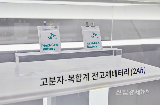 SK온이 지난 3월 인터배터리 전시회에서 공개한 고분자복합계 전고체배터리 개발품. 사진=SK온