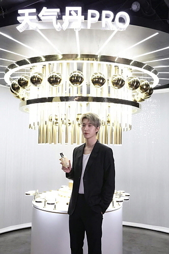 행사에 참가한 중국 아이돌 가수 판청청 모습...,사진=LG생활건강 제공>