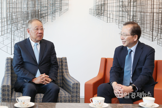 류진 전경련 회장(왼쪽)이 8일 전경련회관을 방문한 조승환 해수부 장관을 접견하고 후쿠시마 원전 오염수 방류로 어려움을 겪고 있는 어민과 수산업계 지원을 위한 수산물 소비 촉진 방안에 대해 논의했다. 사진=전경련