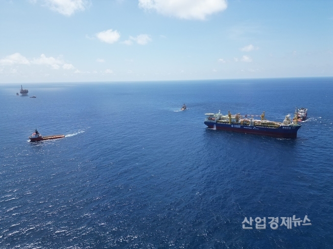 원유 생산 플랫폼 및 부유식 원유 생산저장 설비