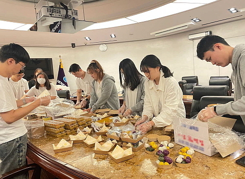 지난달 23일, BBQ 올리버스가 추석 맞이 홀몸 어르신들에게 전달할 간식·밑반찬 키트, 손편지를 직접 준비하고 있다...<사진=BBQ그룹 제공>