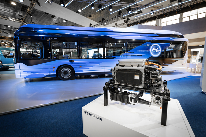 버스월드 2023(Busworld 2023)‘ 이베코버스 부스에서 전시 중인 수소전기 시내버스 ’E-WAY H2'와 버스에 탑재된 현대자동차의 수소연료전지시스템. 사진=현대자동차