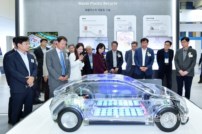 이성준 SK이노베이션 환경과학기술원장(오른쪽)과 강병삼 연구개발특구진흥재단 이사장(왼쪽) 등 내빈이 SK엔무브의 전기차 윤활유 기술에 관한 설명을 듣고 있다. SK이노베이션