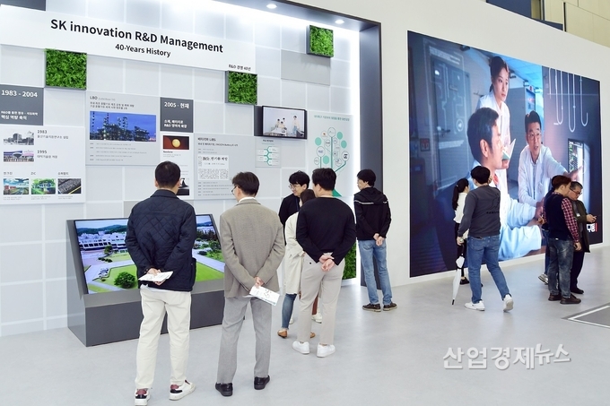 관람객들이 SK이노베이션 계열의 연구개발(R&D) 성과 전시물을 보고 있다.