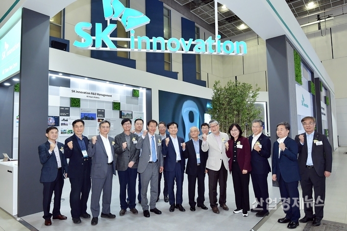 이성준 SK이노베이션 환경과학기술원장, 강병삼 연구개발특구진흥재단 이사장(왼쪽에서 4, 8번째) 등 내빈이 SK이노베이션 계열의 연구개발(R&D) 의지를 응원하고 있다.