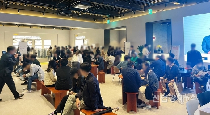 'e편한세상 강동 프레스티지원' 주택전시관. 사진=DL이앤씨