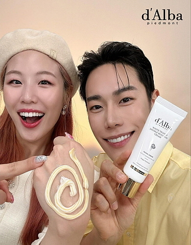 레오제이와 협업 개발한 ‘비건 더블 크림 튜브형’ 론칭 방송 컷...<사진=비모뉴먼트 제공>