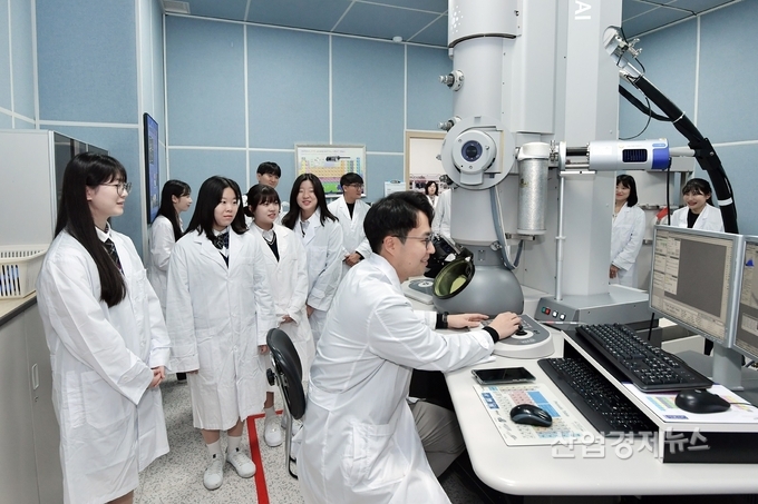 참여 학생들이 SK이노베이션 계열의 미래 기술을 체험하고 있다. 사진=SK이노베이션