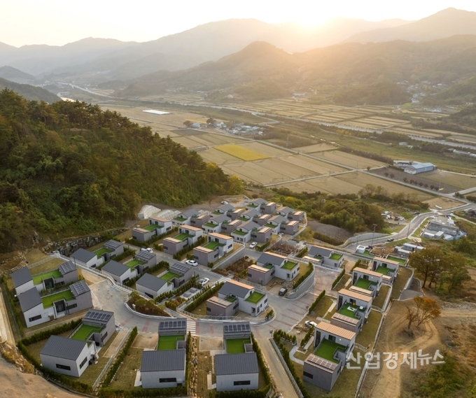 DL이앤씨가 전남 구례군 산동면에 준공한 국내 최초의 ‘타운형 모듈러 단독주택 단지’ 모습. 사진=DL이앤씨