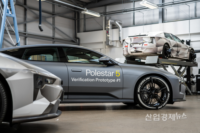폴스타 5의 프로토 타입이 영국 폴스타 R&D센터 내부에 서 있는 모습. 사진=SK온