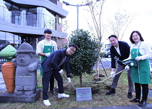 환경재단 정태용 사무처장(좌), 스타벅스 손정현 대표(우)가 커뮤니티 스토어 7호점(제주세화DT점) 오픈 기념 식수 모습...<사진=스타벅스 제공>