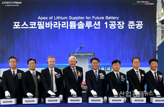 포스코그룹이 11월 29일 전남 율촌산업단지에 포스코필바라리튬솔루션의 수산화리튬 공장을 준공했다. 왼쪽부터 김준형 포스코퓨처엠 사장, 포스코홀딩스 김지용 미래기술연구원장, 데일 헨더슨(Dale Henderson) 필바라미네랄(Pilbara Minerals)社 CEO, 앤서니 키어넌(Anthony Kiernan) 필바라미네랄 이사회 의장, 최정우 포스코그룹 회장, 서동용 국회의원, 산업통상자원부 이승렬 산업정책실장, 박창환 전라남도 정무부지사. 사진=포스코