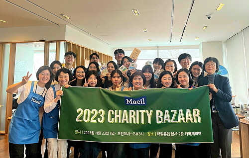 지난달 23일 열린 자선바자회 후 김선희 부회장(맨우측)과 임직원들이 기념촬영을 하고 있다.<사진=매일유업 제공>