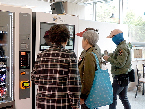 노원구립 수락노인종합복지관에서 어르신들이 무인 카페를 이용하는 모습...<사진=만월경 제공>