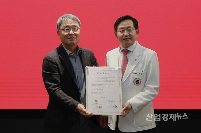 ‘사회적 가치실현·지속가능 ESG경영 실천’ 위한 업무협약 체결식’에 참석한 GS건설 경영지원본부장 김태진 사장, 고려대학교의료원 윤을식 의무부총장이 폐안전모를 재활용한 업무협약패를 들고 기념사진을 촬영하고 있다. 사진=GS건설