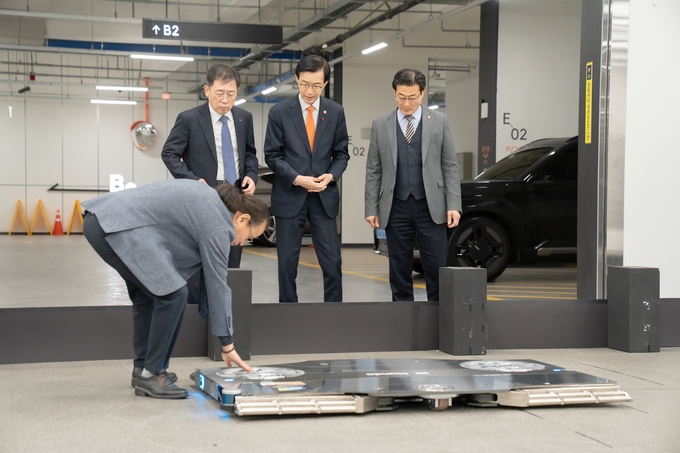 HL만도 MSTG 최성호 부사장(왼쪽 첫번째), HL만도 조성현 부회장(왼쪽 두번째), 산자부 방문규 장관(왼쪽 세번째), 로봇산업진흥원 손웅희 원장(오른쪽 첫번째) : 최성호 부사장이 주차로봇 ‘파키’를 설명하고 있다. 사진=HL만도