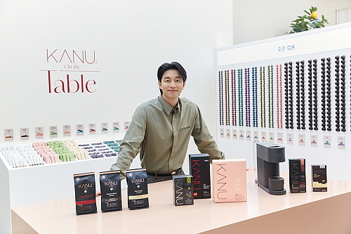 팝업 카누 온 더 테이블에서 포즈를 취하고 있는 카누 바리스타 모델 공유..<사진=동서식품 제공>