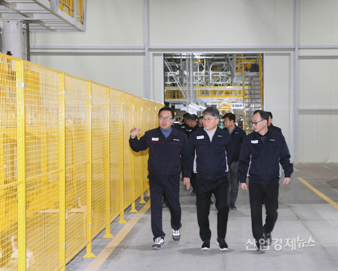 곽재선 회장이 조립3라인의 새롭게 설치된 설비를 하나하나 꼼꼼하게 살펴보는 등 라인을 점검하고 있다. 사진=KG모빌리티