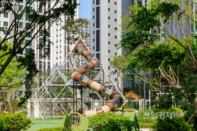 힐스테이트 푸르지오 주안의 ‘대형 그물 조합놀이대' 사진=현대건설