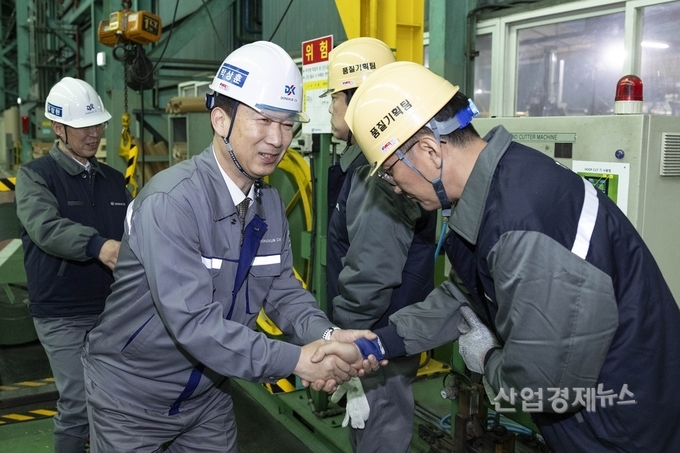 박상훈 동국씨엠 부사장이 시무식 당일 부산공장을 생산라인을 살펴보는 모습