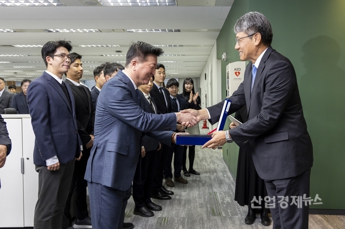 최삼영 동국제강 대표이사 부사장(오른쪽)이 시무식에서 송원상을 시상하는 모습