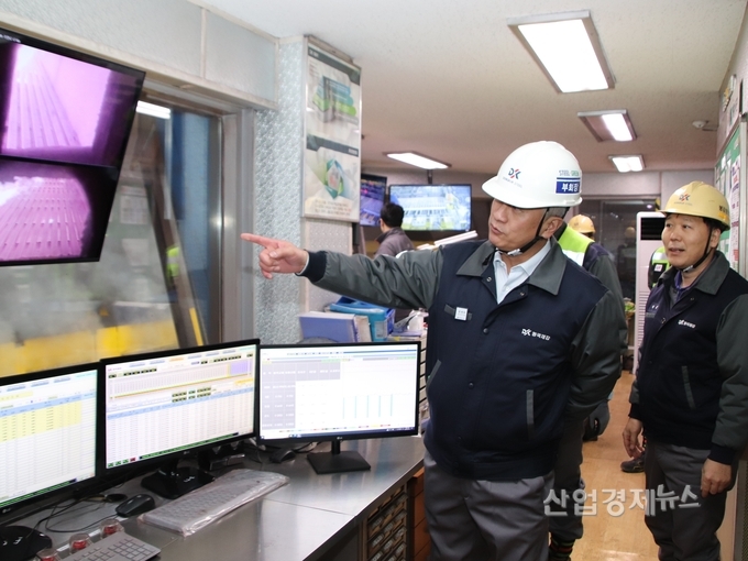 장세욱 동국홀딩스 대표이사 부회장이 새해 첫 업무일에 동국제강 인천공장을 방문해 생산라인을 살펴보는 모습. 사진=동국제강