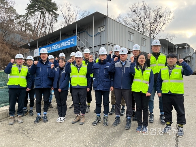 허윤홍 GS건설 대표(사진 앞줄 왼쪽 두번째)가 4일 신림~봉천 터널도로건설공사에서 행사 후 현장 직원들과 신년 다짐을 하며 포즈를 취하고 있다. 사진=GS건설