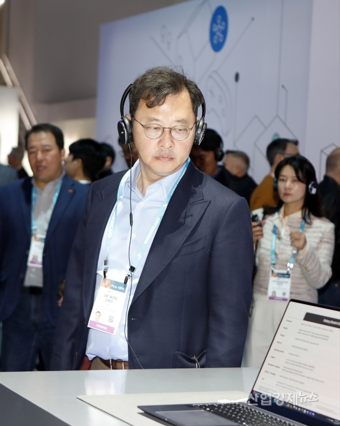 최재원 SK그룹 수석부회장이 10일(현지시간) 미국 라스베이거스에서 열린 CES 2024 삼성전자 부스를 둘러보고 있다. 사진=SK온