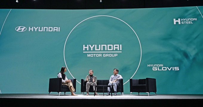 현대차 장재훈 사장이 김창환 전무와 함께 수소 솔루션에 대해 발표하고 있다. 사진=현대자동차