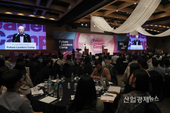 류진 한경협 회장이 14일 강릉 라카이 샌드파인 리조트에서 열린 '한경협 퓨처 리더스 캠프'에 참석해 인사말을 하고 있다. 사진=한경협