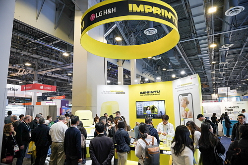 'CES 2024' 내 임프린투 부스에 모여든 관람객들...<사진=LG생활건강 제공>