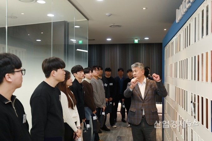 장세욱 송원문화재단 이사장이 제21기 송원장학생들과 함께 동국제강그룹 본사를 견학하는 모습. 사진=동국제강그룹