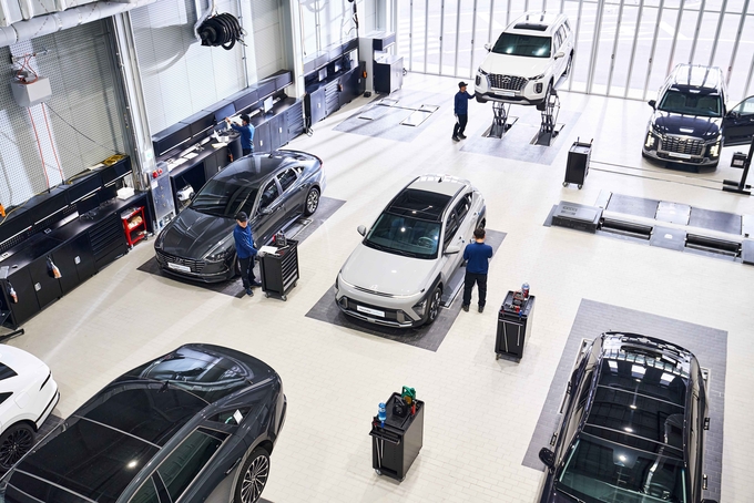 현대차 인증 중고차 양산 센터에서 검사원이 매물을 정밀 진단하고 있다. 사진=현대자동차