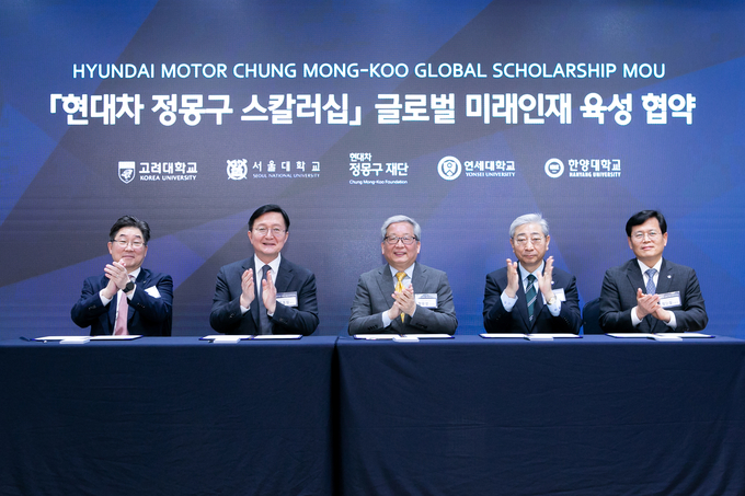 사진= 정몽구 재단 (좌측부터)고려대 김동원 총장, 서울대 유홍림 총장, 정몽구 재단 정무성 이사장, 연세대 윤동섭 총장, 한양대 정현철 부총장이 협약 체결 후 기념사진을 촬영하고 있다.