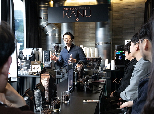 서울 한남동 맥심플랜트에서 월드 바리스타 챔피언 엄보람 바리스타와 함께 한 행사 모습...<사진=동서식품 제공>