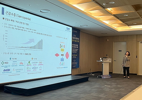 4월 4일과 5일 수원컨벤션센터에서 열린 '2024 한국응용약물학회 춘계학술대회'에서 연구결과를 발표하고 있는 매일헬스뉴트리션 사코페니아연구소 연구진