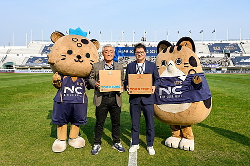 서울 이랜드 FC 김병권 대표이사(좌), 탐앤탐스 명선철 대표(우) 기념 컷...<사진=탐앤탐스 제공>