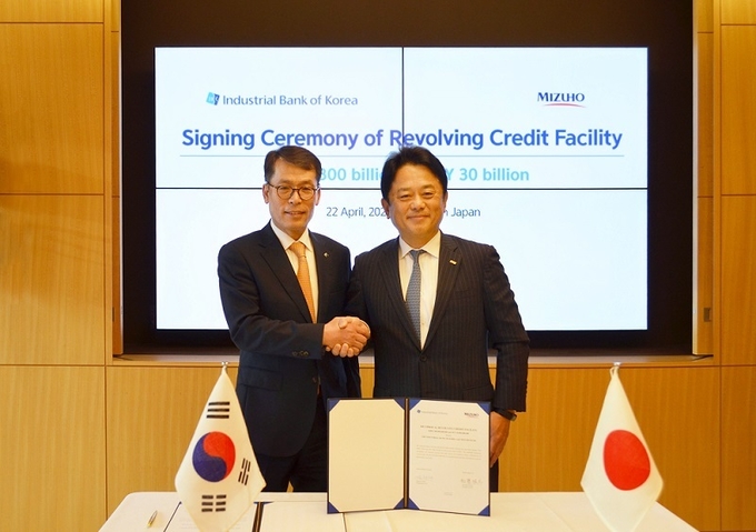 사진(=기업은행) : 지난 22일 일본 도쿄 미즈호은행 본사에서 열린 커미티드라인 계약 체결식에서 김성태 IBK기업은행 은행장(왼쪽)과 카토 마사히코(Kato Masahiko) 미즈호은행 은행장(오른쪽)이 기념촬영을 하고 있다.