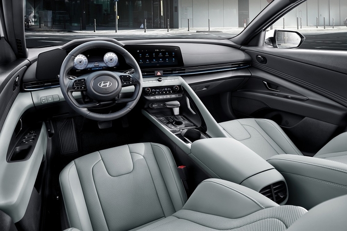 사진 설명) 현대자동차가 대한민국 대표 준중형 세단 더 뉴 아반떼의 연식 변경 모델 ‘2025 아반떼’를 20일(목) 출시하고 본격적인 판매에 돌입한다고 밝혔다