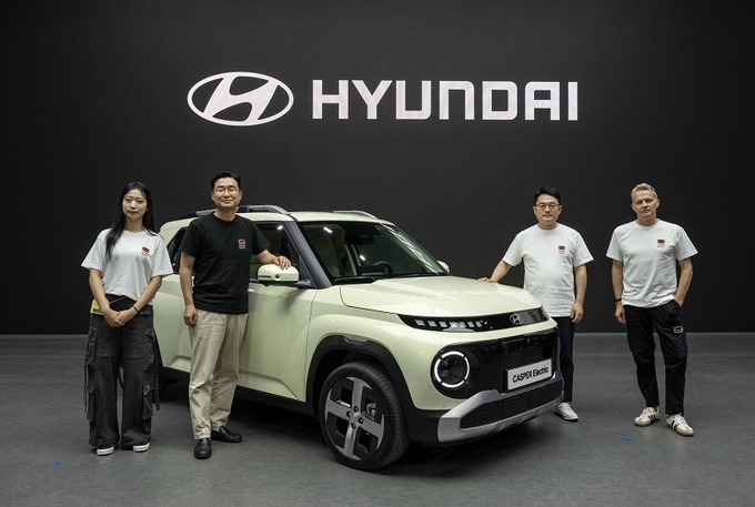 사진설명) 지난 27일(목) 벡스코에서 열린 ‘2024 부산모빌리티쇼’ 보도발표회에서 발표를 진행한 현대자동차 임직원이 캐스퍼 일렉트릭과 함께 포즈를 취한 모습. 왼쪽부터 현대자동차 현대제네시스퓨쳐디자인팀 이윤지 연구원, 국내사업본부장 정유석 부사장, 글로벌수소비즈니스사업부장 박철연 상무, 현대디자인센터장 사이먼 로스비 전무