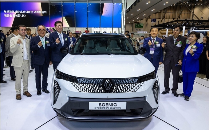 사진설명) 28일 부산모빌리티쇼 르노코리아 부스에서 스테판 드블레즈(왼쪽에서 1번째), 박형준 부산시장(왼쪽에서 3번째), 양재생 부산상공회의소 회장(왼쪽에서 4번째)을 비롯한 내빈들이 기념사진을 촬영하고 있다.