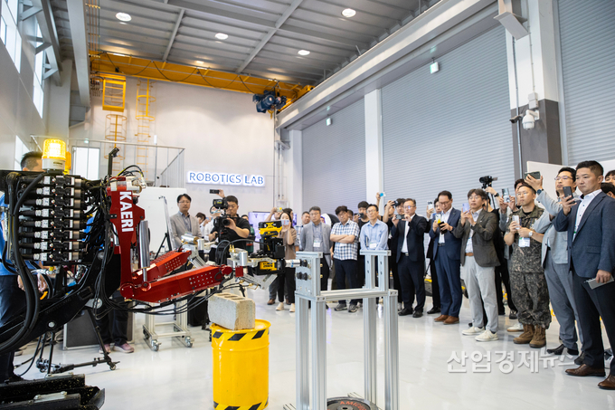 혁신 R&D 건설로봇 기술 시연회’ 중 양팔 로봇 시연 모습. 이 로봇은 작업자의 접근이 어려운 고위험 환경에서 정밀작업과 200kg의 고하중 자재 운반이 동시에 가능하다.