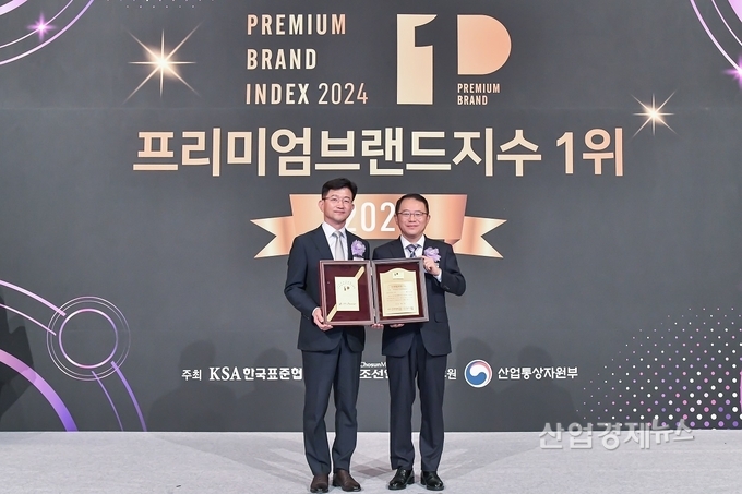 사진설명) 지난 18일 서울시 중구 롯데호텔에서 진행된 ‘2024 프리미엄브랜드지수(KS-PBI)’ 시상식에서 PB부문 17년 연속 1위 수상 이후 신한은행 WM추진부 문진규 본부장(왼쪽)과 한국표준협회 강명수 회장이 기념 촬영하고 있다.
