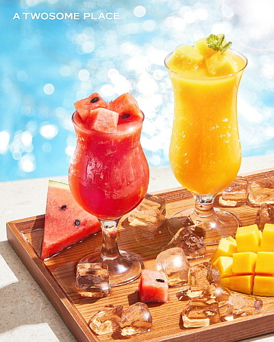 수박주스와 애플망고 주스 연출 컷...<사진=투썸플레이스 제공>